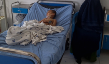 Masjid Syiah di Mazar-i-Sharif setelah ledakan bom yang dilaporkan menewaskan 12 orang pada 21 April 2022 [AFP] 