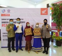 Poto bersama bersama perwakilan peserta wanita di momen Hari Kartini generasi muda #cari_aman