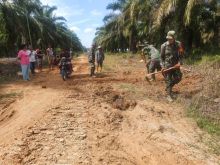 Gotong royong bersama masyarakat dan TNI pada Pra TMMD