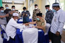 Wabup Siak Husni Merza tunaikan zakat