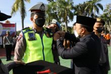 Wabup Siak, Husni Merza saat apel pasukan Operasi Ketupat