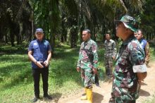 Kades Muara Basung saat turun kelapangan dimana lokasi sasaran TMMD ke 113 Kodim Bengkalis