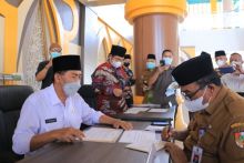 Wako Peknabru bertindak sebagai Amil Zakat