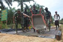 Kasiter 031/WB saat menuangkan semen perdana di titik TMMD Desa Semunai