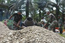 Pengerjaan pengecoran jalan sekolah pada TMMD