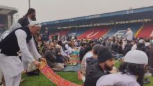 Masyarakat muslim melaksanakan salah Idulfitri di stadion Blackburn Rovers. Sumber: Okezone.com