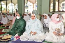 Bupati Bengkalis Kasmarni saat melaksanakan shalat id di masjid istiqomah Bengkalis