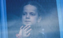 Foto : Seorang gadis melihat melalui jendela bus ketika warga sipil yang dievakuasi dari pabrik baja Azovstal di Mariupol tiba di pusat akomodasi sementara di desa Bezimenne [Alexander Ermochenko/Reuters]