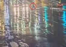 Chuang sedang menyeberang jalan di tengah hujan lebat ketika dia pertama kali ditabrak taksi. FOTO: Departemen Kepolisian Kota Taipei