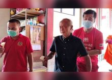 Charn Janwatchakal (tengah) telah menyimpan jenazah istrinya di rumah selama 21 tahun. Facebook / Phetkasembangkok