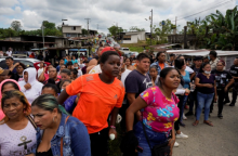 Anggota keluarga narapidana berkumpul di luar penjara [Johanna Alarcon/Reuters]