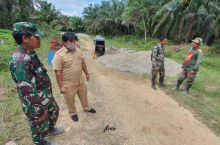 Pihak Perkimtan saat turun kelapangan lokasi semenisasi