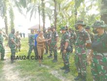 Kadis perkimtan Supardi, Dandim 0303 Bengkalis Letkol Inf Endik Y H dan Kades Muara Basung Akhyar Mukmin saat gelar pasukan satgas TMMD