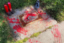 Jejak tangan yang dicat merah menutupi tempat kosong di sebuah taman di Albuquerque, New Mexico, di mana penanda sejarah untuk anak-anak Pribumi yang meninggal saat menghadiri sekolah asrama di dekatnya telah dihapus [File: Susan Montoya Bryan/AP Photo]