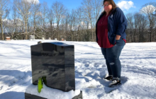 Deb Walker mengunjungi makam putrinya, Brooke Goodwin, yang meninggal pada usia 23 tahun karena overdosis fatal dari fentanil dan xylazine opioid yang kuat, obat penenang hewan yang masuk ke pasokan obat-obatan terlarang [File: Lisa Rathke/AP Photo]