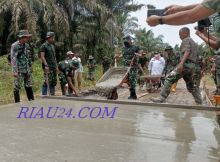 Danrem 031 dan Bupati Bengkalis saat menuangkan semen