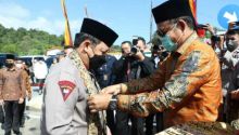 Waka Polri saat disambut Bupati Solok saat meresmikan Masjid yang dibangun Komjen Suhardi Alius