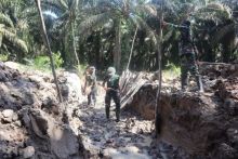 Tim satgas TMMD saat tancapkan cerocok