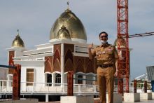 Masjid Terapung Samudra Illahi yang berada dalam kawasan wisata Pantai Carocok, Painan, Sumatera Barat. Sumber: Figur News