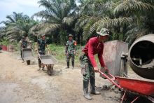 Tim Satgas TMMD saat bersama sama berkerja dilokasi titik TMMD