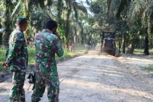 Kasdim saat cek alat berat dilakasi Jalan Kelompok Tani Desa Muara Basung