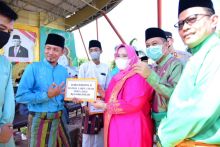 Bupati Bengkalis saat menyerahkan hadiah pemenang festival lampu colok 