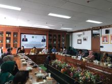 Penyerahan santunan BPJamsostek ini secara simbolis dilakukan oleh Kepala Kantor Cabang BPJS Ketenagakerjaan Pekanbaru Panam dan Rektor UIN Suska, didampingi CV Karya Bembeng yang menaungi peserta