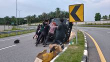 Beberapa warga membantu membalikkan mobil korban yang terbalik di jalan Tok Pekdum. 