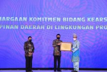Menpan-RB Berikan Penghargaan Kearsipan kepada Wako Pekanbaru