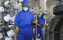 Karyawan Pabrik Pakaian Rajut Songyo di distrik Songyo mendisinfeksi lantai kerja di Pyongyang, Korea Utara, Rabu, 18 Mei 2022, setelah Kim Jong Un mengatakan Selasa pihaknya akan menangani wabah negara itu dalam keadaan darurat negara.