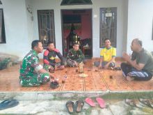 Kapten Isnanu saat bersama orang tua asuh satgas TMMD