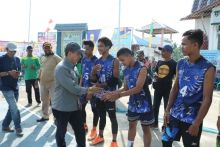 Ketua DPRD Inhil, DR Ferryandi saat buka turnamen volly 