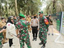 Bupati Kasmarni saat mendampingi Pangdam I/Bukit Barisan