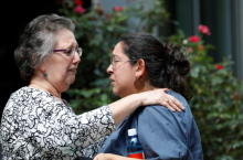 Foto : Para wanita bereaksi di luar sebuah pusat sipil di mana para siswa telah diangkut dari Sekolah Dasar Robb, di Uvalde, Texas, 24 Mei 2022
