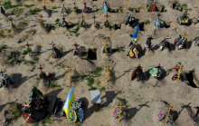 Kuburan orang-orang yang meninggal setelah invasi Rusia terlihat di pemakaman Bucha di pinggiran Kyiv, Ukraina [File: Natacha Pisarenko/AP]