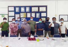 Pihak PT RAPP berfoto bersama dengan mitra binaan dalam pertemuan, belum lama ini  