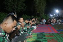 Tim satgas saat mengikuti wirid bersama warga