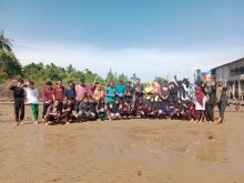 Penanaman pohon mangrove di pantai Desa Tenggayun