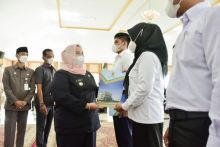 Bupati Bengkalis Kasmarni saat melantik CPNS dan PPPK