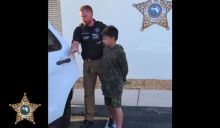 Anak laki-laki diangkut oleh polisi