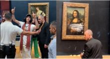 Lukisan Monalisa dilempar kue. Sumber: Internet