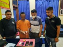 Pelaku bersama barang bukti narkotika yang diamankan 