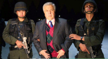Raja Obat Bius, Kolombia Gilberto Rodriguez Orejuela dikawal oleh polisi di bandara Catam Angkatan Darat Bogota pada tahun 2003