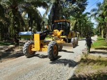 Alat berat yang meratakan Jalan Base 