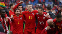 Tim Wales merayakan kemenangan mereka atas Ukraina