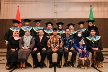 Bupati Alfedri bersama mahasiswa asal Siak yang diwisuda