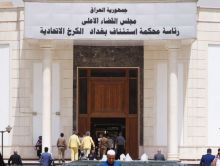 Foto : Polisi Irak mengawal Jim Fitton dari Inggris dan Volker Waldmann dari Jerman dengan borgol, yang diduga menyelundupkan artefak kuno dari Irak, saat mereka memasuki pengadilan di Baghdad, Irak, pada 6 Juni 2022.