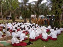 Tim Satgas saat pamitan para guru dan murid SDN 9 Sialang Rimbun