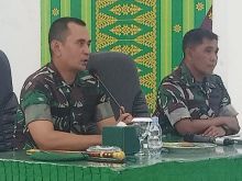 Dandim Letkol Inf Endik Y H didampingi Kasdim Mayor Arh Sudiyono saat berikan jam komandan