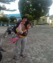 Pasien yang sudah meninggal dunia dari Puskesmas Sukaramai saat digendong orang tuanya untuk dibawa pulang ke rumah duka mengendarai sepeda motor.